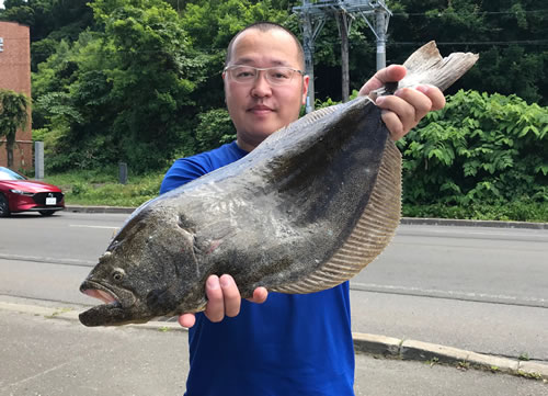 五十嵐努さんが釣った65cmのヒラメ