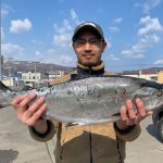 石崎海斗さんは63cm3.7kgの良型を釣りました