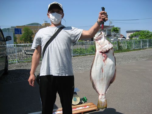 熊谷さんが釣った72cm,4.9kgのヒラメ
