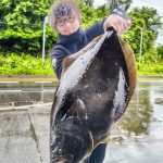 中標津町の竹内さんが釣ったヒラメ85cm,7.75kg