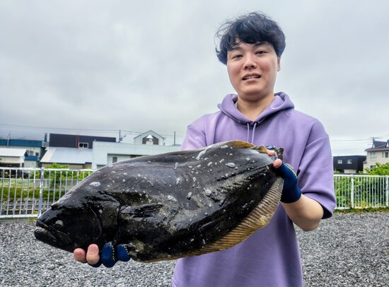 宇野さんのヒラメ65.5cm,2.4kg